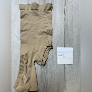 SKIMS SOLUTION SHORT LEFT LEG EXPOSED